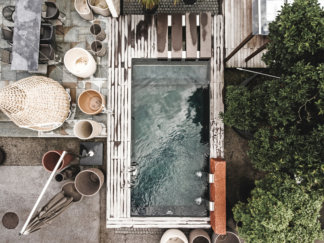 Wasser und Keramik auf dem Hof von Eder
