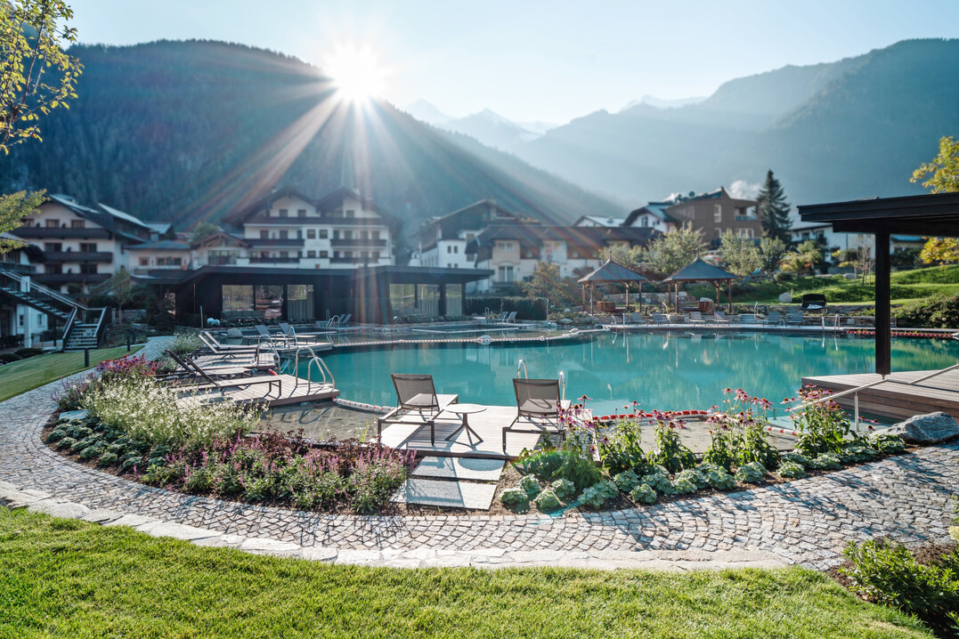 Hotelanlagen und hochwertige Privatgrten bilden das Portfolio.