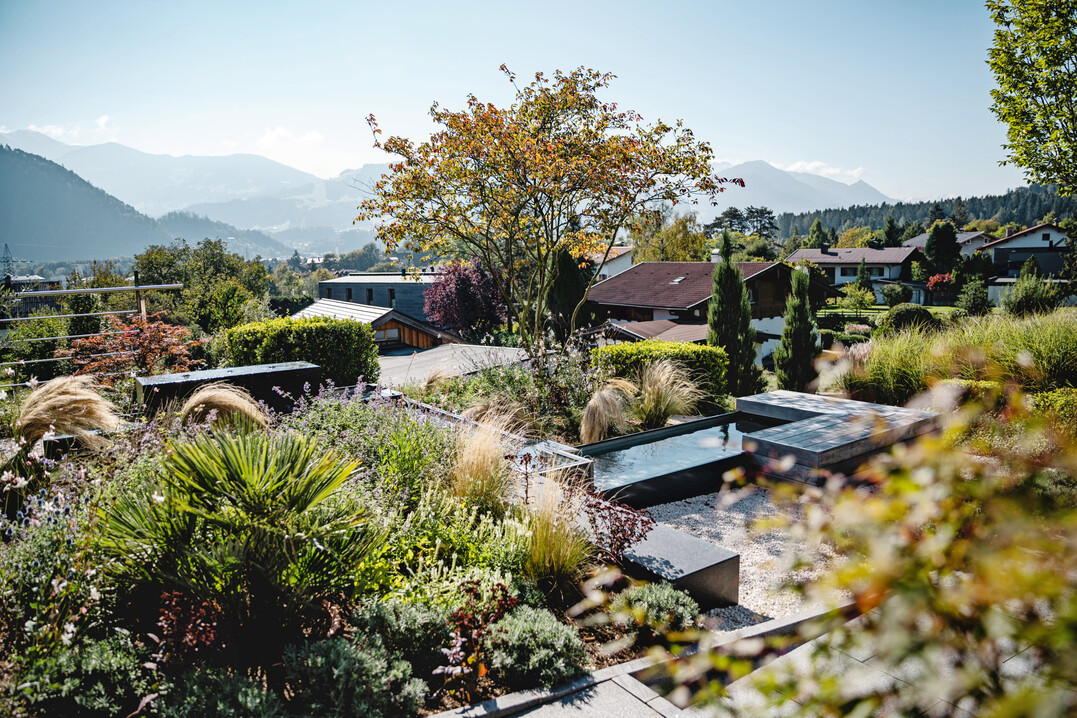 Hotelanlagen und hochwertige Privatgrten bilden das Portfolio.