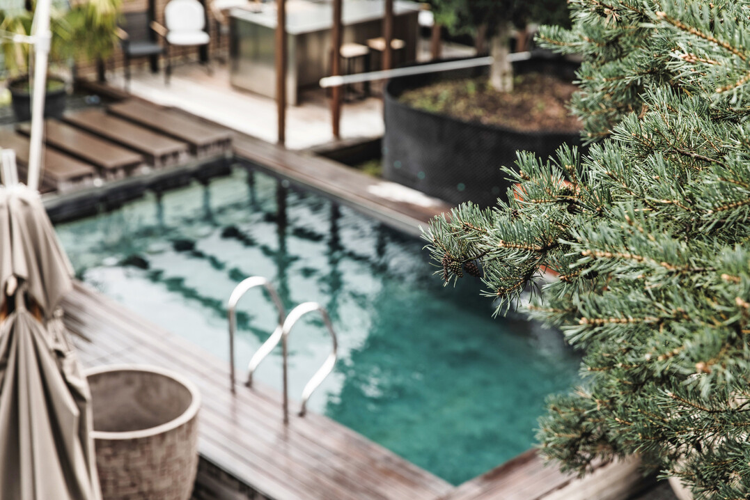 Hotelanlagen und hochwertige Privatgrten bilden das Portfolio.