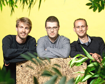 Die drei Gründer des Startups Planterial (v. l.) Hannes Stuhr, Mika Siponen und Claudius von Thale mit dem Paluboard