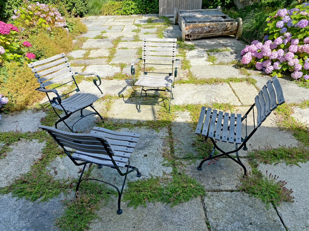 Gerade historische Natursteinbelge entfalten in Verbindung mit Pflanzen ein besonderes Flair.