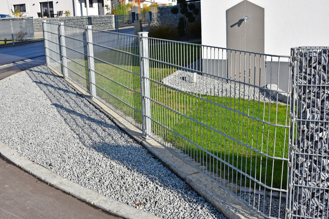 Die bermige Nutzung importierter Natursteinmaterialien, Stahlbauteile und Beton ist kologisch und sthetisch fragwrdig.