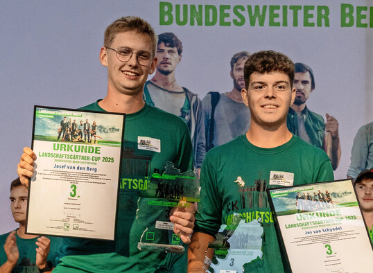 Einen beachtlichen dritten Platz beim bundesweiten Landschaftsg�rtner-Cup 2025 errangen Josef van den Berg (l.) vom Betrieb Gr�tters � G�rtner von Eden aus Sonsbeck und Jos van Schyndel vom Betrieb Benno M�ller Garten- und Landschaftsbau aus Xanten.