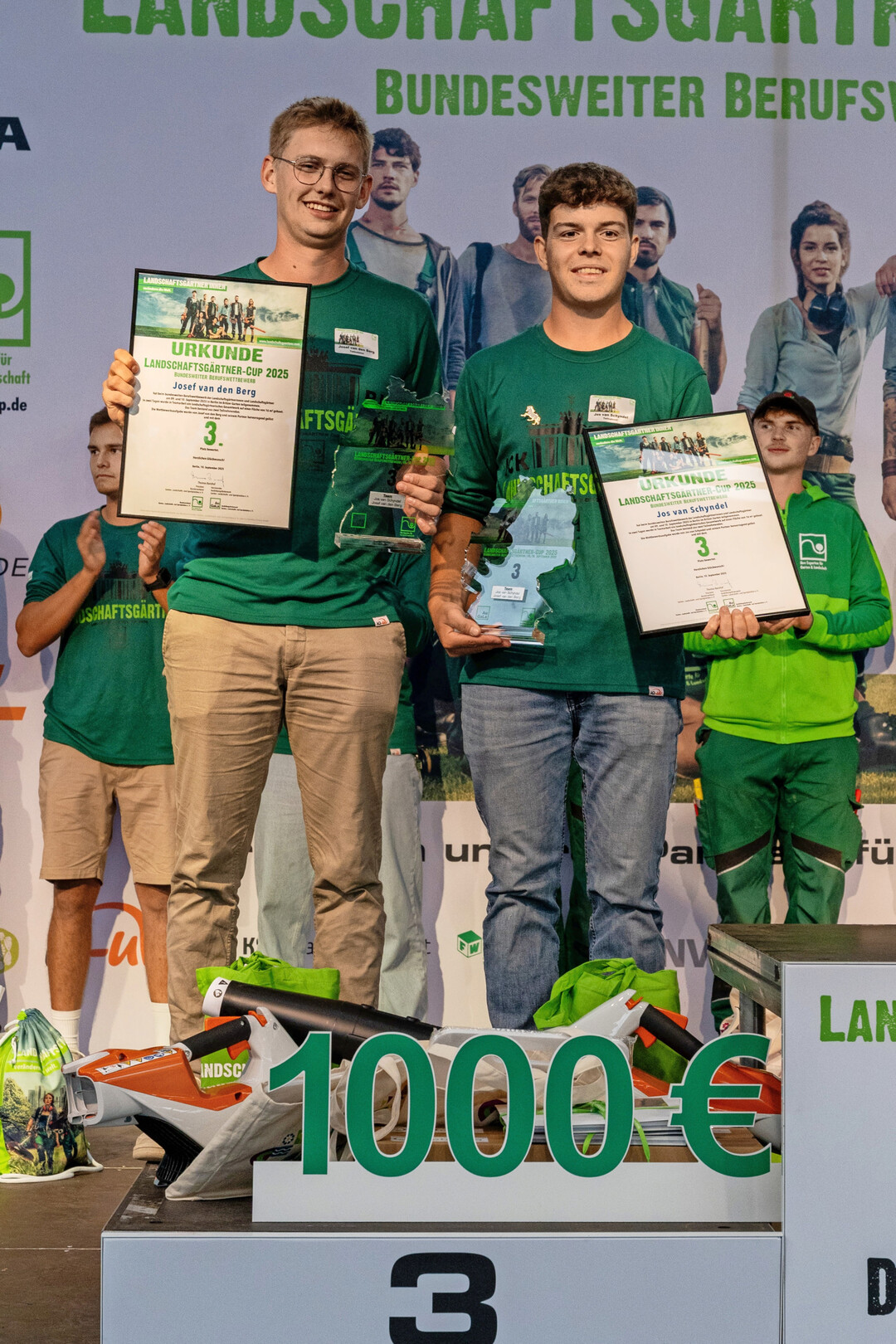 Einen beachtlichen dritten Platz beim bundesweiten Landschaftsgrtner-Cup 2025 errangen Josef van den Berg (l.) vom Betrieb Grtters  Grtner von Eden aus Sonsbeck und Jos van Schyndel vom Betrieb Benno Mller Garten- und Landschaftsbau aus Xanten.