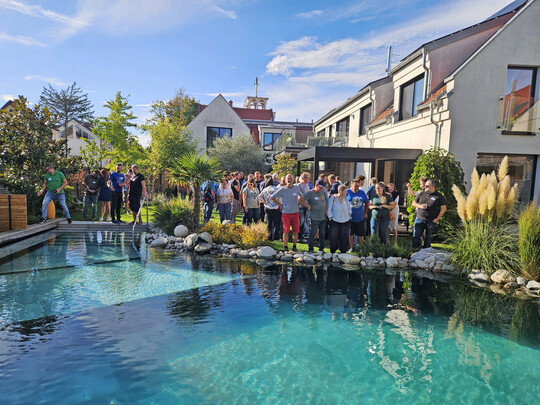 100 Interessierte hatten sich zur Sternfahrt im Schaugarten der Firma Hydrobalance in Wien versammelt.