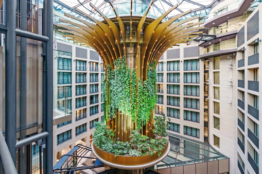 Das Siegerobjekt in der Kategorie „BuGG-Innenraumbegrünung des Jahres 2025“: Der Living Tree im Radisson Collection Hotel Berlin
