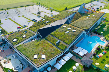Das „BuGG-Gründach des Jahres 2025“ ist die Therme Amadé in Altenmarkt im Pongau (Österreich).