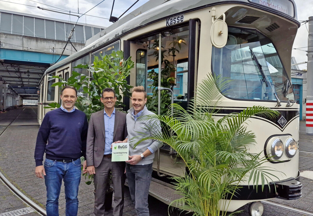 Übergabe der Siegerplakette an der historischen Straßenbahn (v.l.n.r.): Matthias Grimm (Abteilungsleiter Marketing Rhein-Neckar-Verkehr GmbH), Dr. Gunter Mann (BuGG-Präsident) und Julian Otto (Geschäftsführer Blumen Otto).