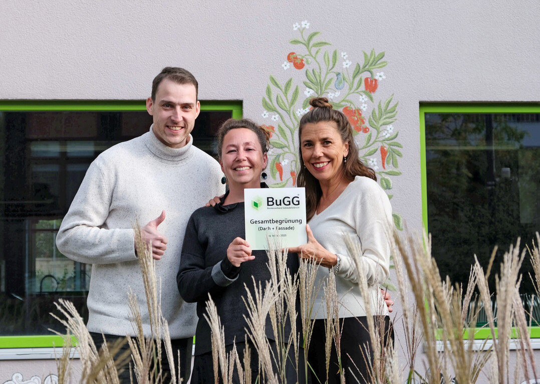 Preisübergabe in Dresden: BuGG-Teamleiter Technik, Felix Mollenhauer (links), überreicht die Siegerplakette an Projektleiterin und Landschaftsarchitektin Susann Haase (Mitte) und an Landschaftsarchitektin Dipl.-Ing. Claudia Blaurock, beide Landschaftsarchitekturbüro Blaurock.