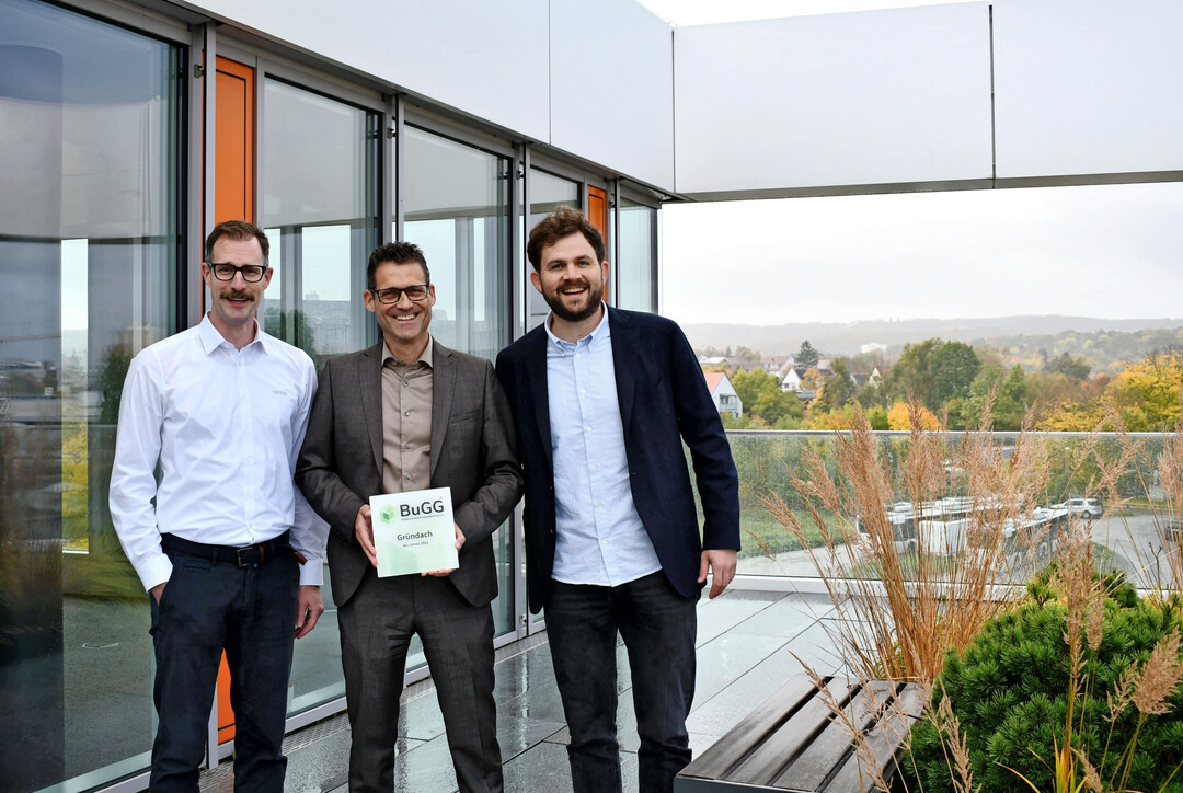BuGG-Präsident Dr. Gunter Mann (Mitte) überreicht Bauder Geschäftsführer Tim Bauder (rechts) und Michael Duss (Leiter Vertrieb Nutzdach bei Bauder) die Siegerplakette.