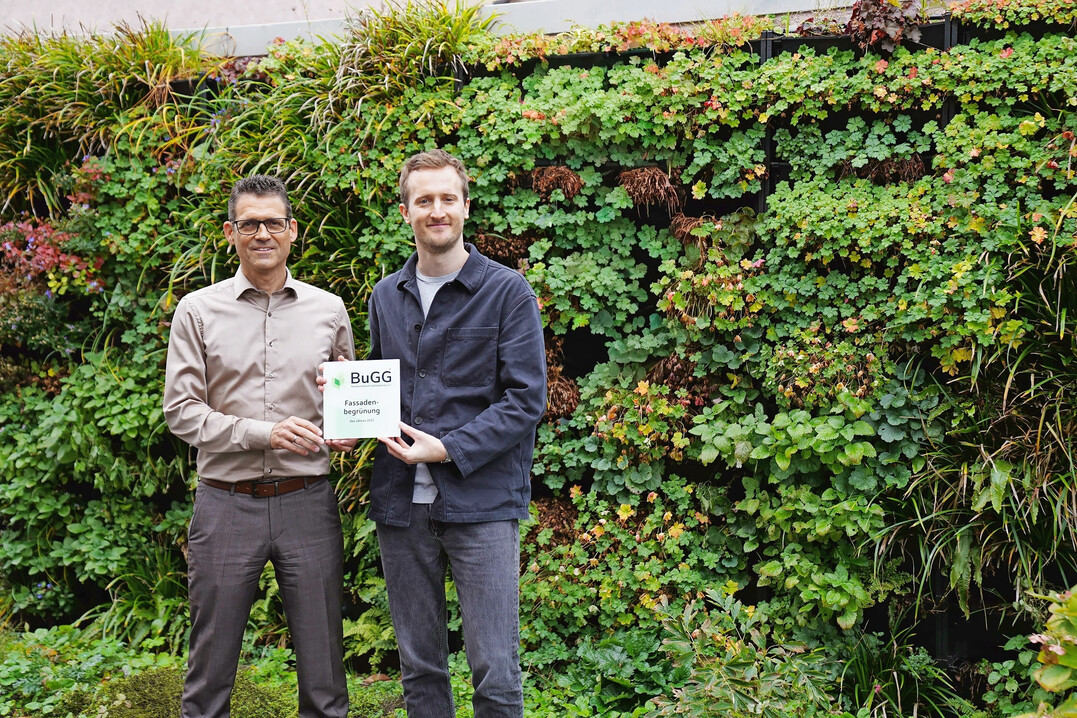 Jonathan Müller (Geschäftsführer Helix Pflanzensysteme, rechts) freut sich über die Auszeichnung – übergeben von BuGG-Präsident Dr. Gunter Mann.