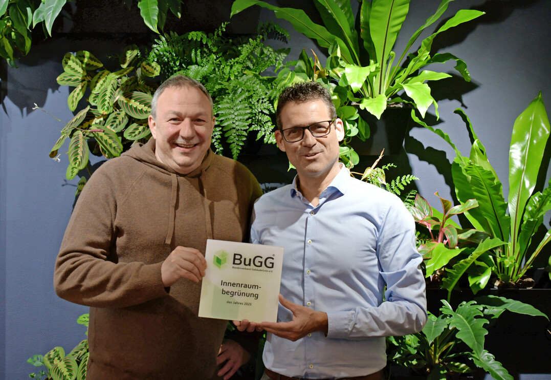 Element Green-Projektplaner Alexander Hildebrand (links) nimmt stellvertretend für das gesamte Projektteam die Auszeichnung von BuGG-Geschäftsführer Dr. Gunter Mann entgegen.