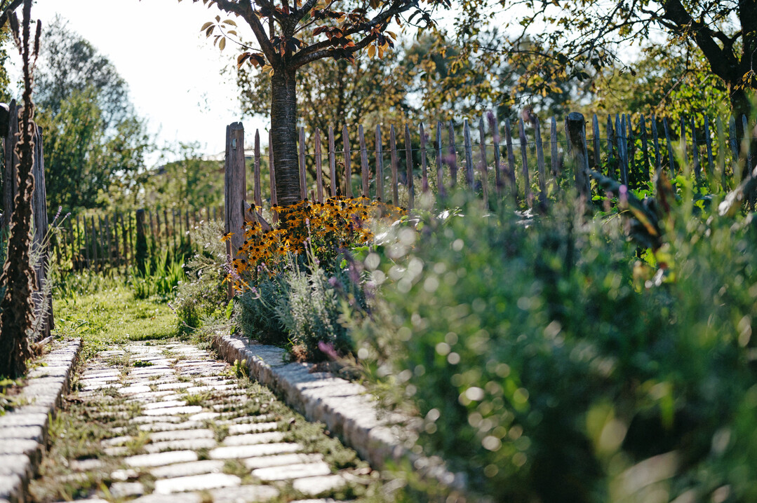 Gemüsegarten mit Staketeneinfassung