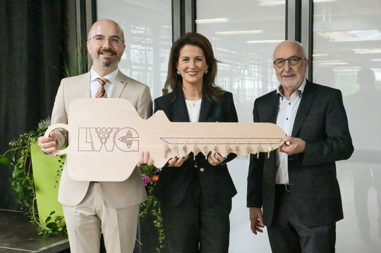 Staatsministerin Michaela Kaniber mit (v.l.n.r.) Dr. Jörg Hirsche, dem neuen Leiter der LWG, sowie dem Präsidenten a.D. Andreas Maier in Veitshöchheim