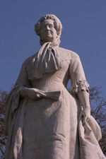 Da wird kein Papierchen einfach so weggeworfen: Die honorige Dame wacht im Schlossgarten über die Besucher ...