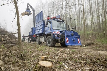 	Unimog U 530 der Firma Schatzgarten; mit Holzhacker, Ladekran, Forstausstattung, Anhnger.