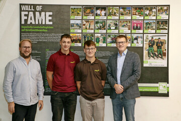 VGL Bayern-Vize Moritz Fahn gratulierte den Auszubildenden Felix Stark und Paul M�ller sowie ihrem Chef, Christoph Dahners, Gesch�ftsf�hrer der John GmbH in Hallstadt.