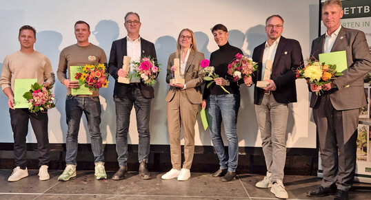Stolze Preisträgerinnen und Preisträger beim Preis des Preis des sächsischen Garten- und Landschaftsbaus