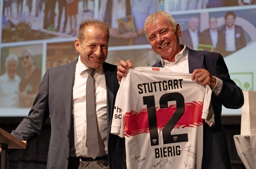 BGL-Pr�sident Thomas Banzhaf (l.) hielt eine "sportliche" Rede und schenkte Bierig ein Trikot seines geliebten VfB Stuttgart.