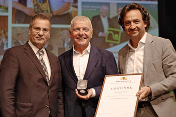 Minister Peter Hauk (l.) zeichnete Reinier Bierig mit der Staatsmedaille in Silber aus. Rechts VGL-Vorstandsvorsitzender Martin Joos