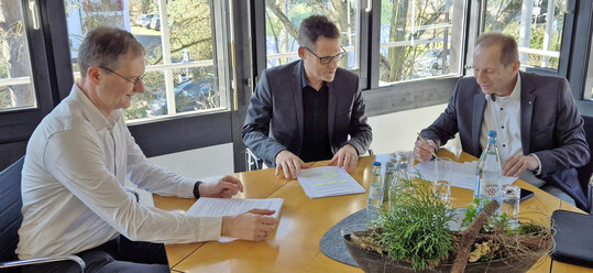 Besiegelten das Bündnis von BuGG und BGL im Bereich der Gebäudebegrünung: BGL-Hauptgeschäftsführer Dr. Guido Glania (l.), BuGG-Präsident Dr. Gunter Mann (M.) und BGL-Präsident Thomas Banzhaf