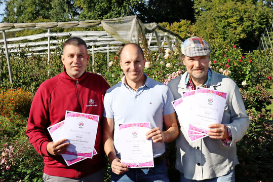 Wilhelm-Alexander Kordes (links), Thomas Proll (rechts), Züchtungsleiter bei Kordes Rosen, und Jens Krüger von Rosen Tantau mit den ADR-Urkunden