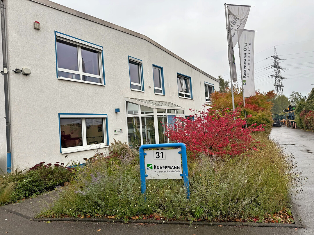 Der Firmensitz in Essen-Dellwig strahlt noch den Charme der 90er aus.