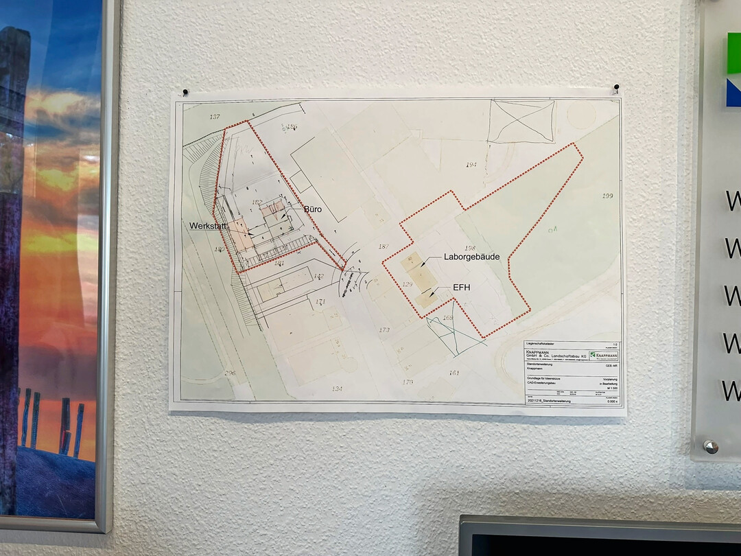 Nur die Stra�e trennt die zwei Fl�chen.