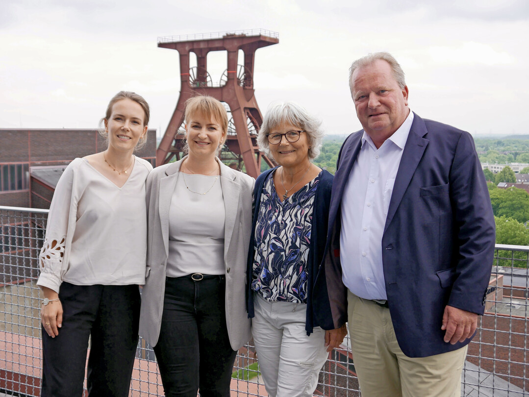 Ein echtes Familienunternehmen: Peter Knappmann mit Frau Gisela sowie den T�chtern Lena Yigen (l.) und Laura Knappmann (2.v.l.).