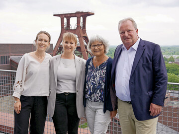 Ein echtes Familienunternehmen: Peter Knappmann mit Frau Gisela sowie den T�chtern Lena Yigen (l.) und Laura Knappmann (2.v.l.).