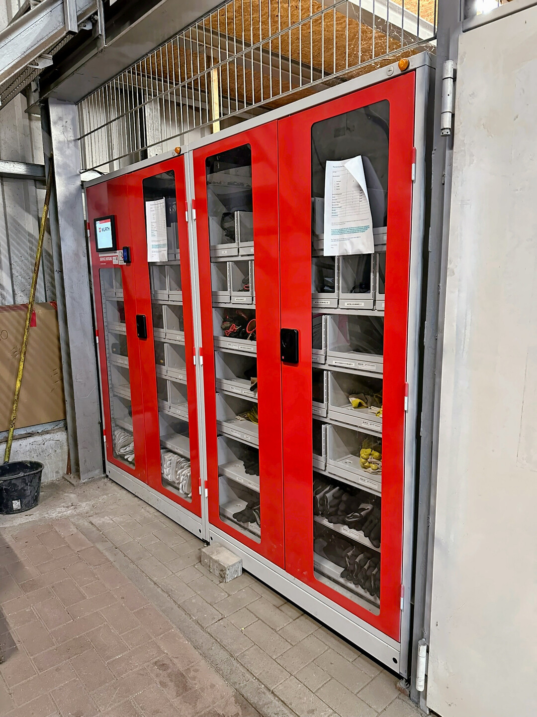 Kleinere Werkzeuge k�nnen sich die Mitarbeiter aus einem digital gesteuerten Schrank holen.