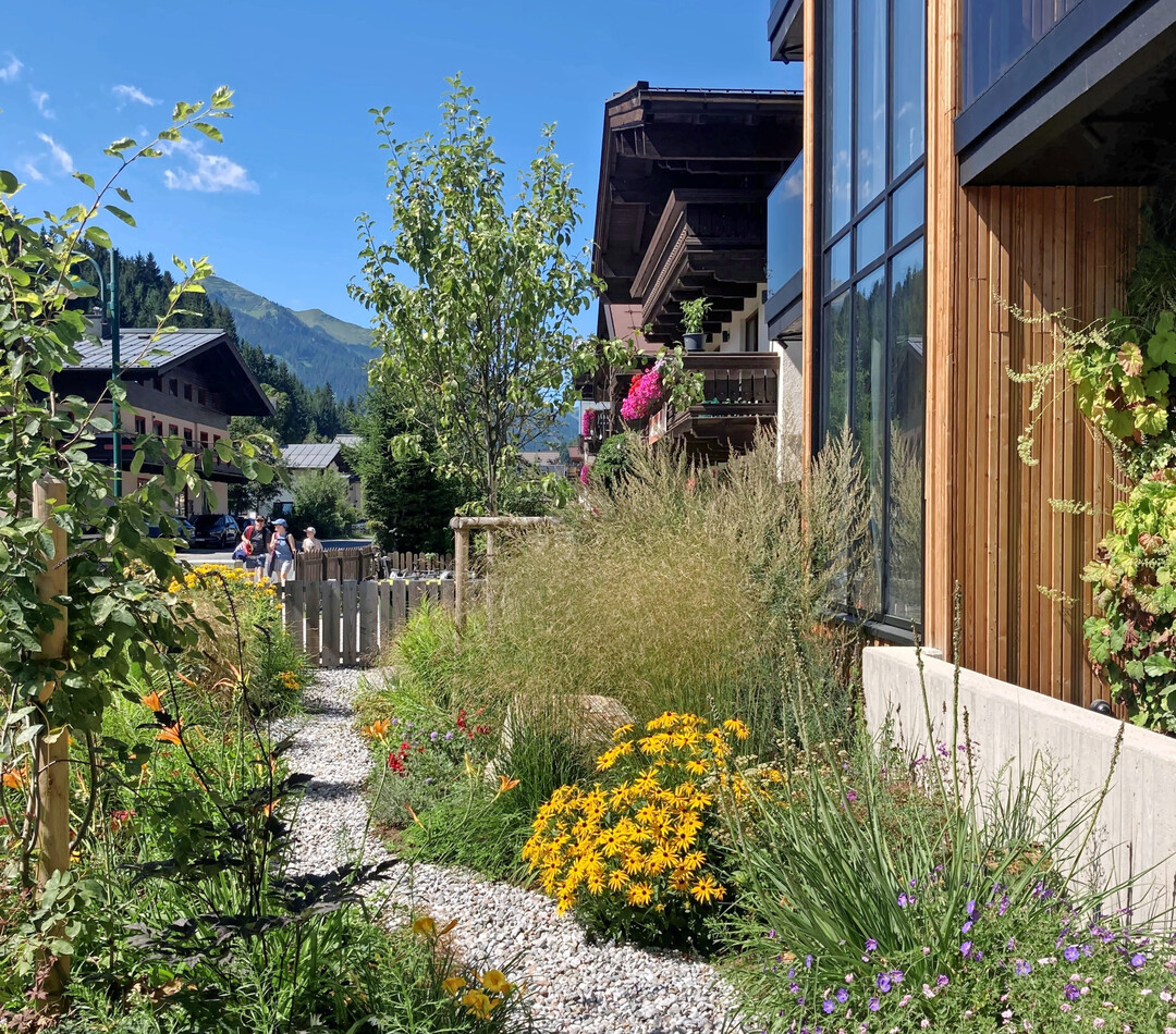 Der naturnaher Garten der Pension Franziska in Saalbach-Hinterglemm.