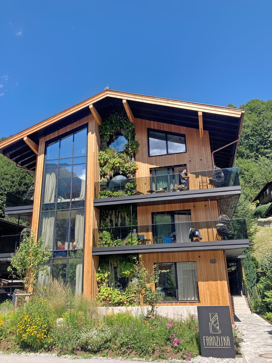 Naturnahe Bepflanzung auf allen Ebenen, auch an der Fassade.