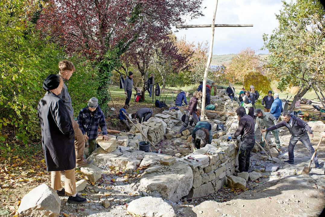 Die Stein-und-Wein-Kurse bringen Menschen zusammen, die gemeinsam in einer Woche ein Trockenmauergewerk errichten.