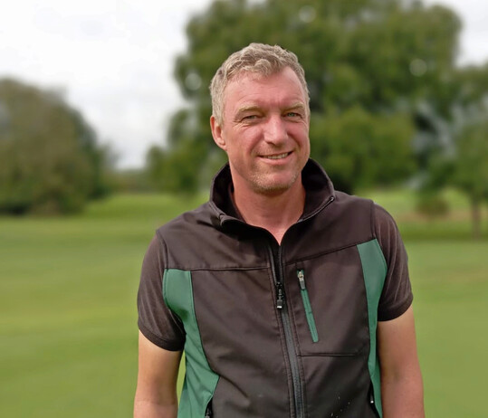 Hans-Jürgen Negele, Head-Greenkeeper des Golfclubs zu Gut Ludwigsberg in Türkheim im Allgäu kennt sich bestens aus mit Rasen.