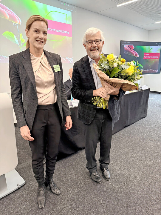 Alexandra Schneider, Vorsitzende der Vertreterversammlung, verabschiedete den alternierenden Vorstandsvorsitzenden Martin Empl aus dem Ehrenamt der SVLFG.