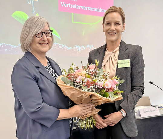 Claudia Lex (links) wurde als Mitglied der Gesch�ftsf�hrung von der Vorsitzenden der Vertreterversammlung Alexandra Schneider verabschiedet.