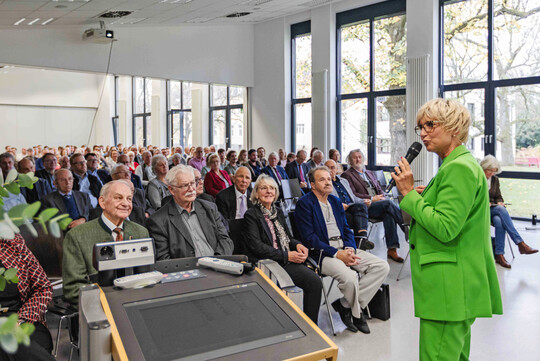 Beim Festakt wurde feierlich das 75-j�hrige Bestehen der Fachschule f�r Gartenbau Essen gew�rdigt - vorn ZVG-Pr�sidentin Eva K�hler-Theuerkauf