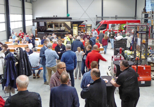  Mitarbeiter und G�ste bei den Feierlichkeiten zum 30-j�hrigen Bestehen 