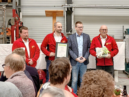 Christoph Dahners (3. v. l.), Vizepr�sident des VGL Bayern, bei der Auszeichnung der Benno Zapf GmbH & Co. KG. Die Gesch�ftsf�hrer Christian Kurth (links), Oliver Zapf (2. v. l.) und Benno Zapf (4. v. l.) freuen sich �ber die Anerkennung in Form eines Keramik-Signums und einer Ehrenurkunde.