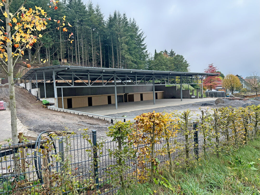 Doch von der Grundst�cksgrenze kann man die Dimensionen schon gut erkennen.