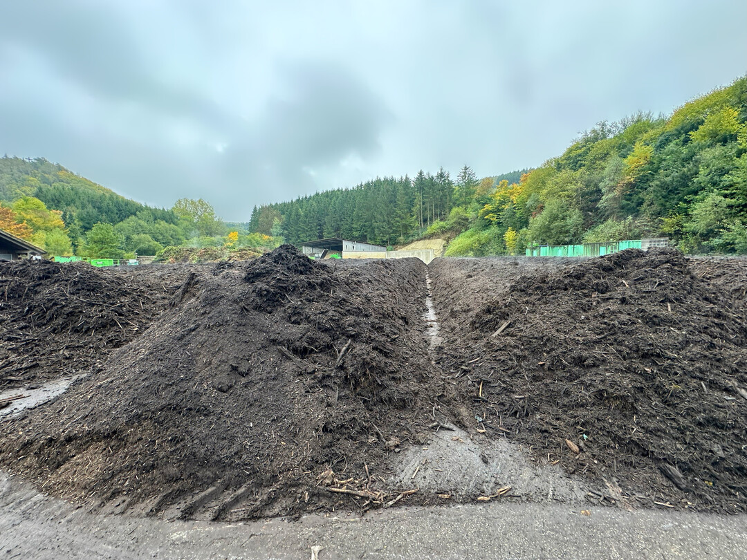 Dabei entsteht g�tegesicherter Kompost im Rottegrad 4 oder 5.