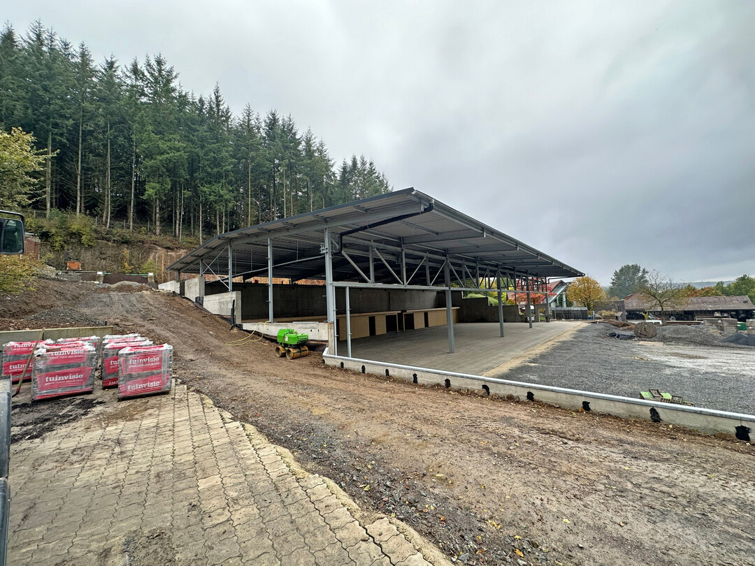 Die 1.200 m
2
 gro�e Halle ist in die Flanke des Rehbergs eingeschnitten worden.