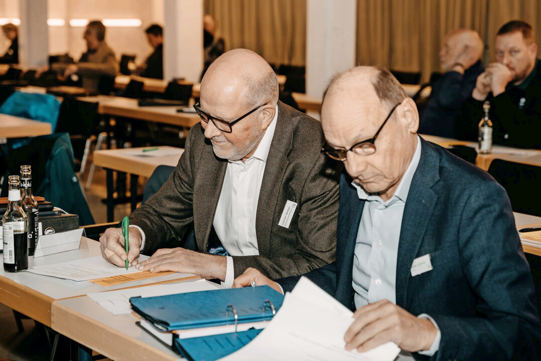 Ein Schritt in Richtung Zukunft: Joachim Weitzel (l.) und Ludger Plaßmann (nächstes Bild) unterzeichnen in Anwesenheit von Notar Robert Göttsche (r.) den Verschmelzungsvertrag der Fachverbände Garten-, Landschafts- und Sportplatzbau Schleswig-Holstein und Hamburg zum Fachverband Garten-, Landschafts- und Sportplatzbau Nord.