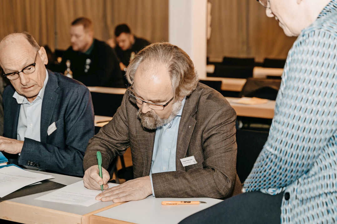 Ein Schritt in Richtung Zukunft: Joachim Weitzel (voriges Bild) und Ludger Plamann (r.) unterzeichnen in Anwesenheit von Notar Robert Gttsche (l.) den Verschmelzungsvertrag der Fachverbnde Garten-, Landschafts- und Sportplatzbau Schleswig-Holstein und Hamburg zum Fachverband Garten-, Landschafts- und Sportplatzbau Nord.