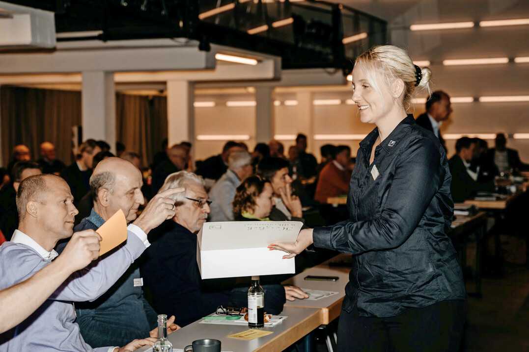 Die anwesenden Mitglieder stimmen ber die Besetzung des Prsidiums des FGL Nord ab. 