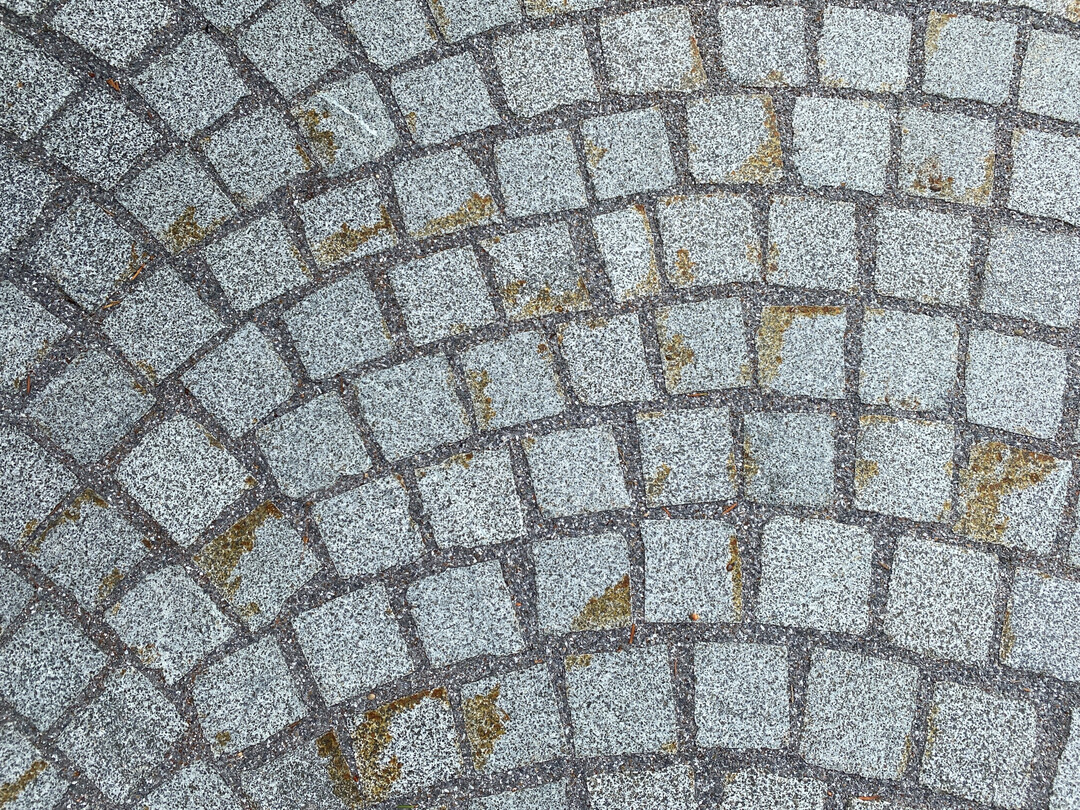 Ein tolles Fugenmaterial. Aber der Kunde muss dar�ber im Vorfeld informiert werden, dass es in den ersten Jahren zu solchen unansehlichen Fleckbildungen kommen kann.