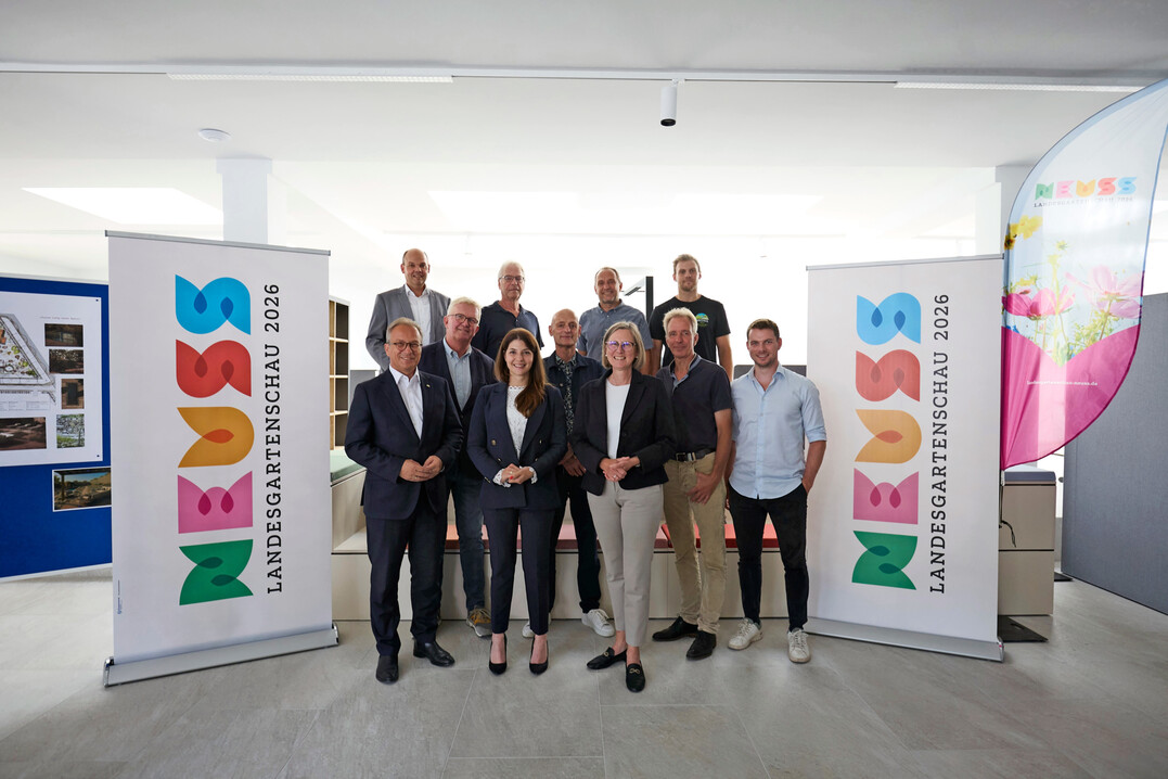 Die Wohlfhlgrtner haben in den Rumlichkeiten der Landesgartenschau Neuss 2026 ihre Entwrfe vorgestellt. v. l.: Reiner Breuer (Brgermeister Stadt Neuss), Victoria Rie (Geschftsfhrerin NBS Gartentrume), Annette Nothnagel (Geschftsfhrerin LAGA Neuss 2026 GmbH), m. l.: Hans-Christian Eckhardt (Vizeprsident des Verbands Garten-, Landschafts- und Sportplatzbau Nordrhein-Westfalen e.?V.), Ralf Cremers (Geschftsfhrer Ralf Cremers Grngestaltung & Landschaftsbau GmbH), Arndt Meyers (Geschftsfhrer Meyers & Schwarze GmbH), Niklas Vent (Geschftsfhrer Circle Garten & Landschafts GmbH) h. l.: Christoph Lau (Geschftsfhrer VGL NRW e. V.), Ralf Cremers (Geschftsfhrer Ralf Cremers Grngestaltung & Landschaftsbau GmbH), Bernd Franzen (Geschftsfhrer Gartenplus  die Gartenarchitekten), Julian Browa (Geschftsfhrer Browa Garten- und Landschaftsbau GmbH)