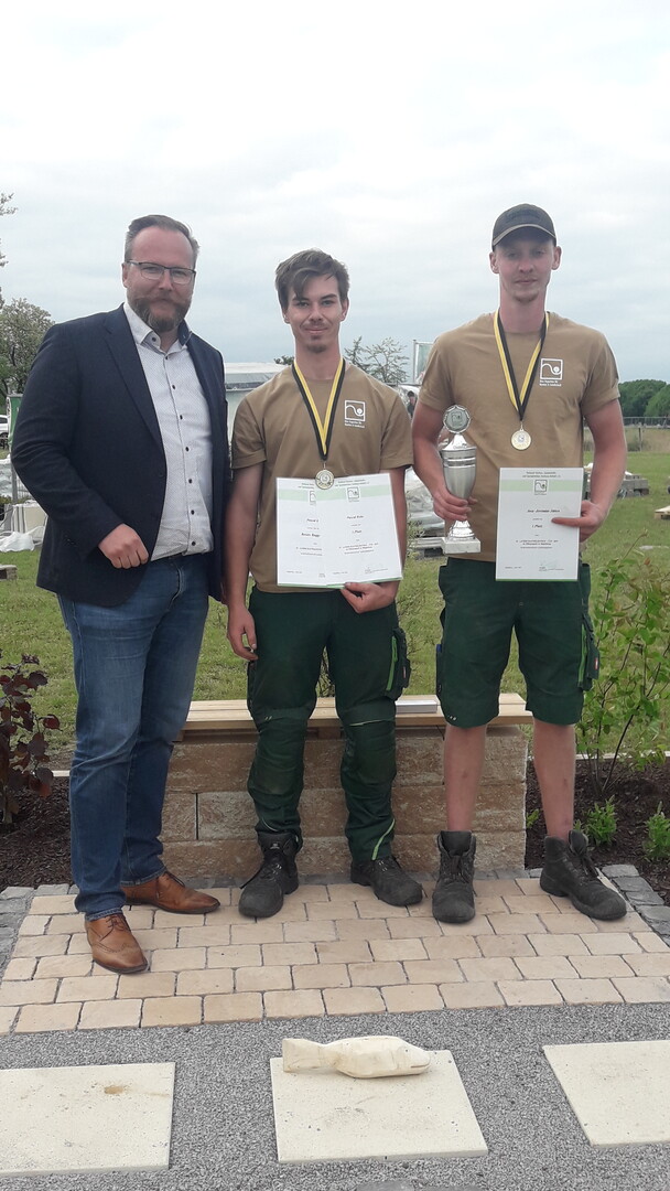 Die Sieger Pascal Rohr (Mitte) und Josa Jeremias Jtten mit ihrem Chef Jan Paul, Firma GaLabau Dessau Ziebigk GmbH
